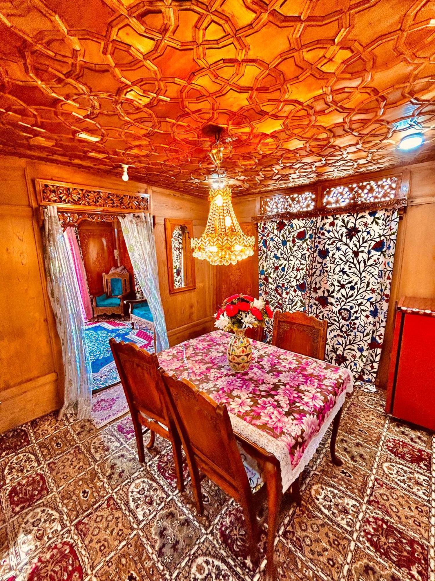 מלון Srīnagar Dilnaaz Group Of Houseboats מראה חיצוני תמונה